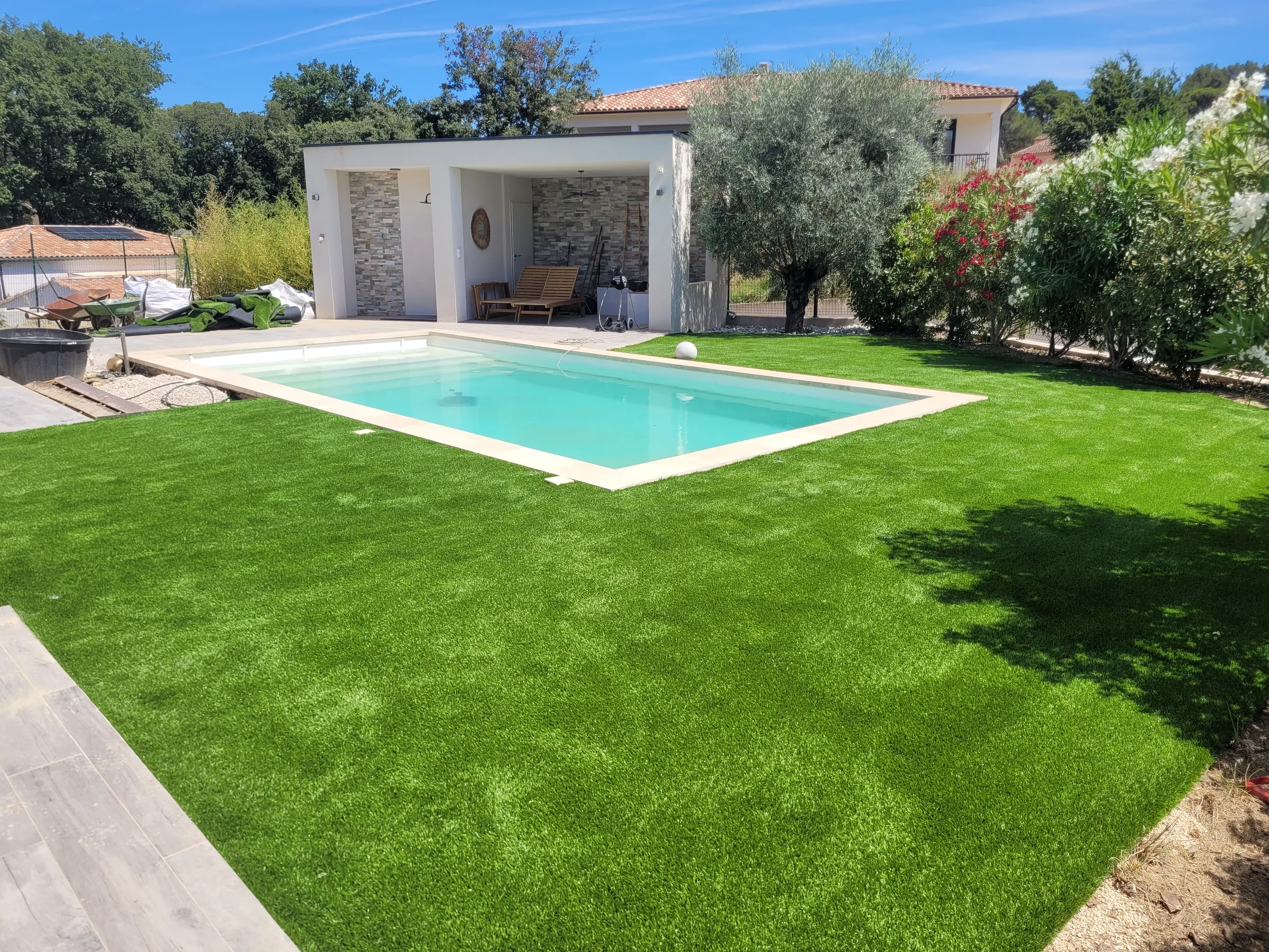 Aménagement extérieur Garden Design avec piscine et gazon synthétique